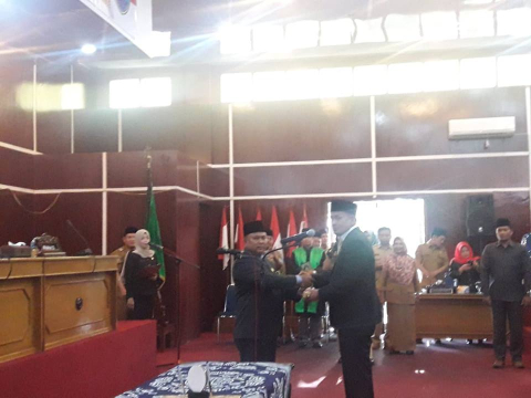 Wakil Ketua I DPRD Kota Bengkulu, Yudi Darmawansyah lantik Ahmad Jaingat Sijabat menggatikan posisi Maghdaliansi  dalam rapat istimewa Pergantian Antar Waktu (PAW)
