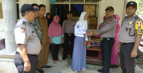 Polsek Kaur Beri Bantuan