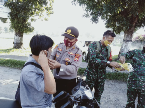 Pembagian Masker Oleh TNI-Polri