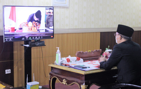 Gubernur Bengkulu Rohidin Mersyah mengikuti Rapat Paripurna dengan agenda, Penandatanganan Nota Kesepakatan Kebijakan Umum Anggaran (KUA) dan Prioritas dan Plafon Anggaran Sementara (PPAS) APBD-P Provinsi Bengkulu Tahun Anggaran 2021 secara virtual