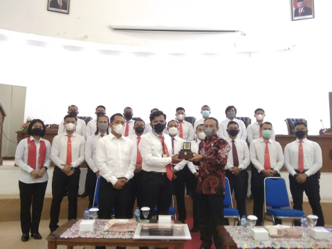 Kasat Reskrim Polres Kepahiang AKP Welliwanto Malau beserta jajarannya mendapat penghargaan dari Ketua DPRD Kepahiang Windra Purnawan S.P ShareFacebookTwitterWhatsApp