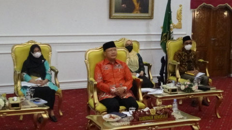 Gubernur Rohidin, saat memberikan arahan pada Rapat Terpadu Tim Pemulihan Ekonomi dalam rangka penanganan dampak Covid-19 (PC PEN) Provinsi Bengkulu secara virtual