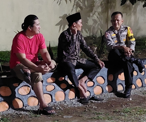 Tingkatkan Kondusifitas Kamtibmas, Bhabinkamtibmas Polsek Pino Sambang Warga Desa Ulak Lebar  