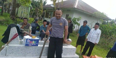 Melayat ke Rumah Warga Binaannya, Bhabinkamtibmas Polsek Kaur Tengah Bantu Persiapkan Pemakaman 