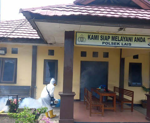 Cegah Demam Berdarah, Mako dan Asrama Polsek Lais Difogging