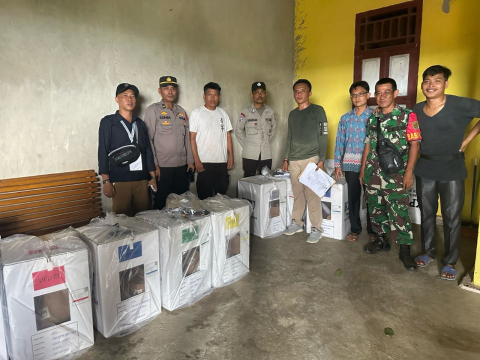 Personel Polsek Kaur Utara Kawal Pendistribusian Logistik dan Kelengkapan TPS di Kecamatan Kaur Utara 