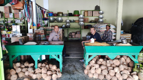 Bhabinkamtibmas Polsek Bengko Cek Harga dan Ketersediaan Bahan Pokok Sembako Serta Sampaikan Imbauan Kamtibmas 