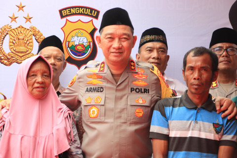Berikan 100 Paket Sembako untuk warga Bengkulu Selatan, Kapolda Bengkulu Gelar Bulan Bakti Ramadan 