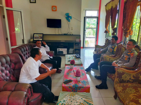 Jaga Silaturahmi dan Kemitraan, Kapolsek dan Bhabinkamtibmas Sambangi Kantor Camat