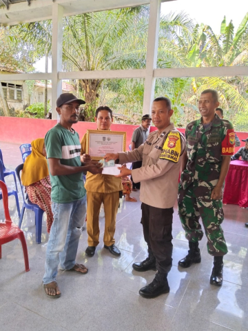 Bhabinkamtibmas Monitoring Langsung Penyaluran BLT DD Desa Pasar Ketahun