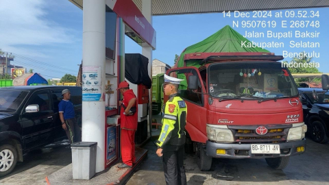 Sat Lantas Polres Bengkulu Selatan Awasi Distribusi BBM dan Atur Lalu Lintas Jelang Pilkada 2024
