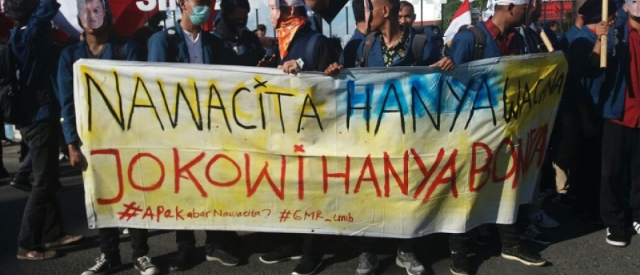 Aksi demo ratusan mahasiswa UNIB di Simpang Lima Ratu Samban Kota Bengkulu, Jumat (20/07/2017).