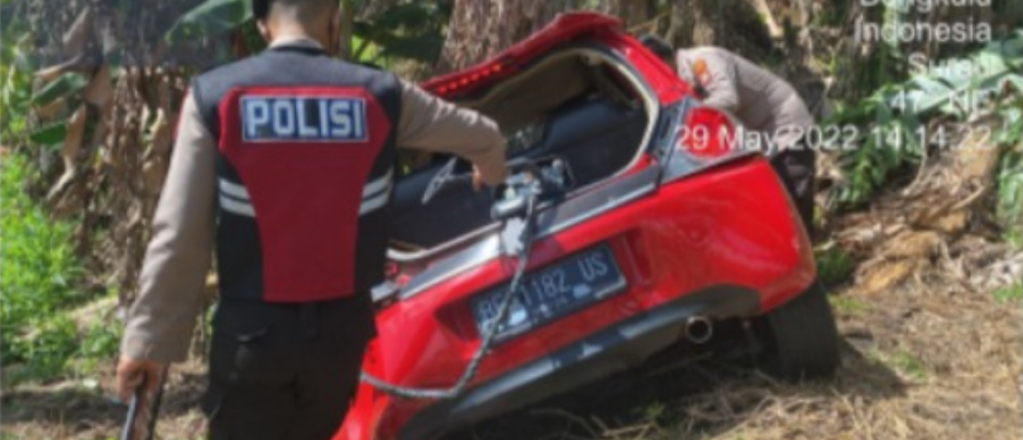 Mobil Brio Merah Keceakaan di Liku Sembilan