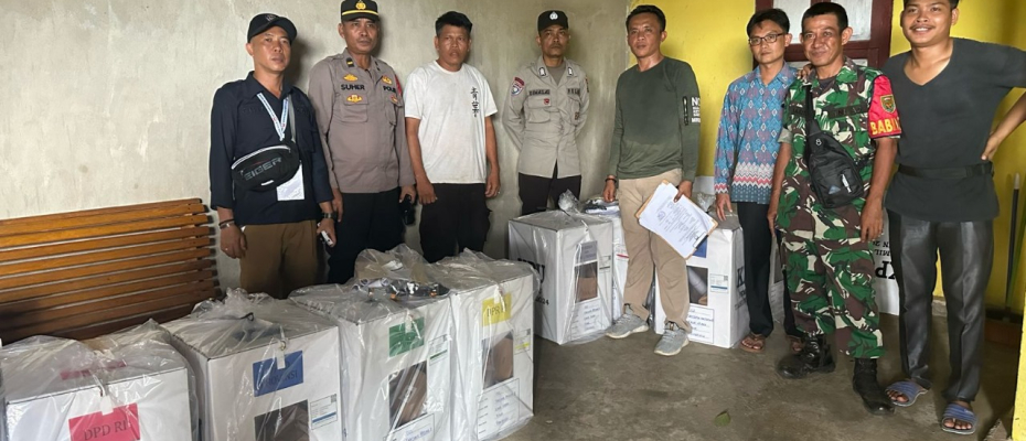 Personel Polsek Kaur Utara Kawal Pendistribusian Logistik dan Kelengkapan TPS di Kecamatan Kaur Utara 