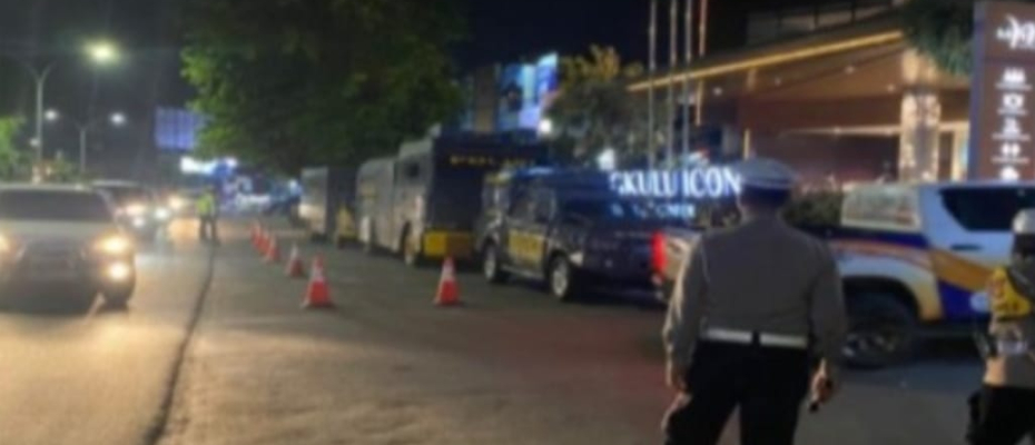 Personel Satgas Kamsetibcarlantas Polresta Bengkulu Lakukan Pengamanan dan Pengaturan Lalin Debat Paslon Bupati dan Wakil Bupati Bengkulu Tengah