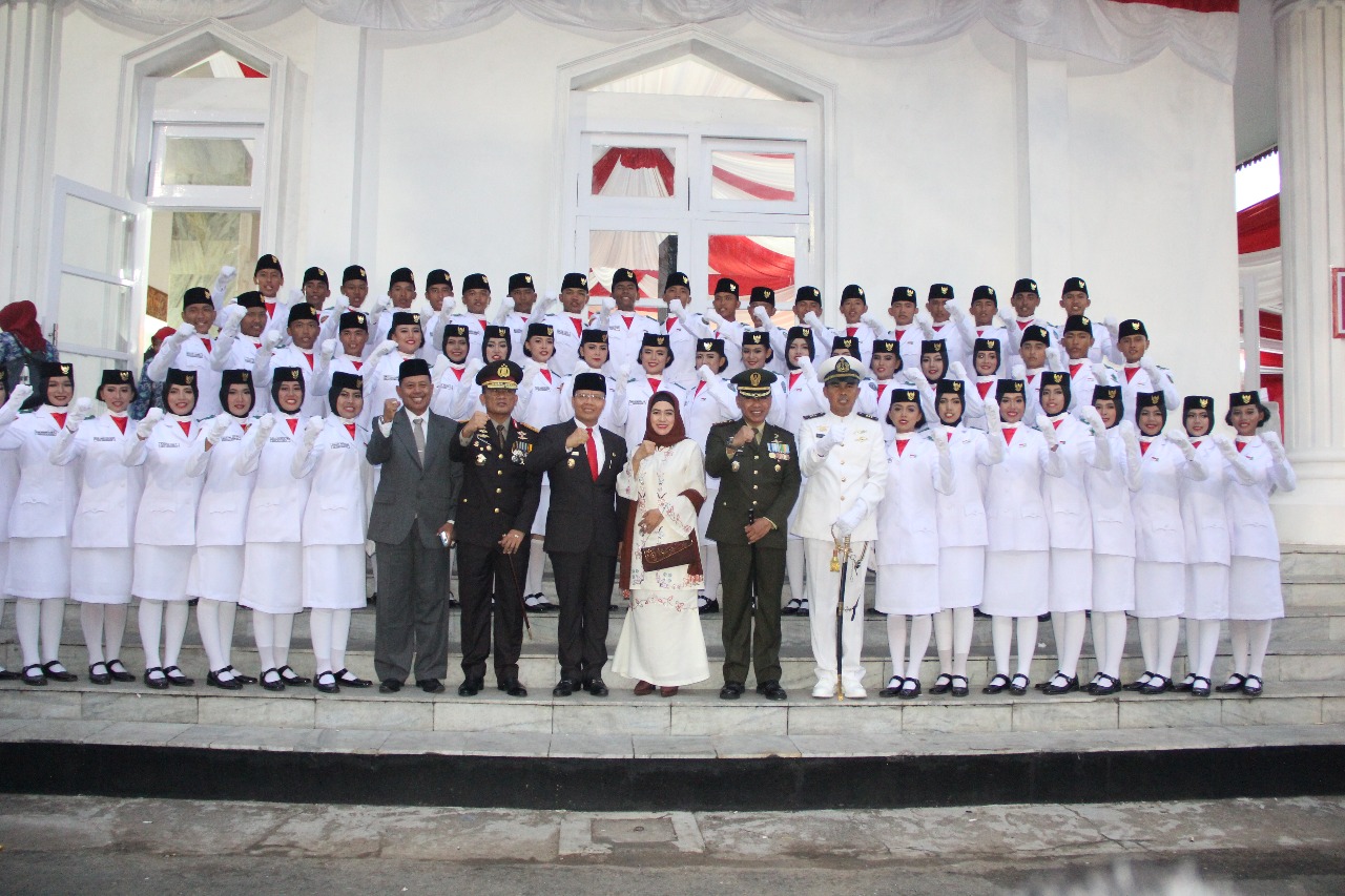 Foto bersama usai Prosesi Upacara Penurunan Bendera Merah Putih, HUT RI ke-72, di Lapangan Balai Semarak Raya Semarak