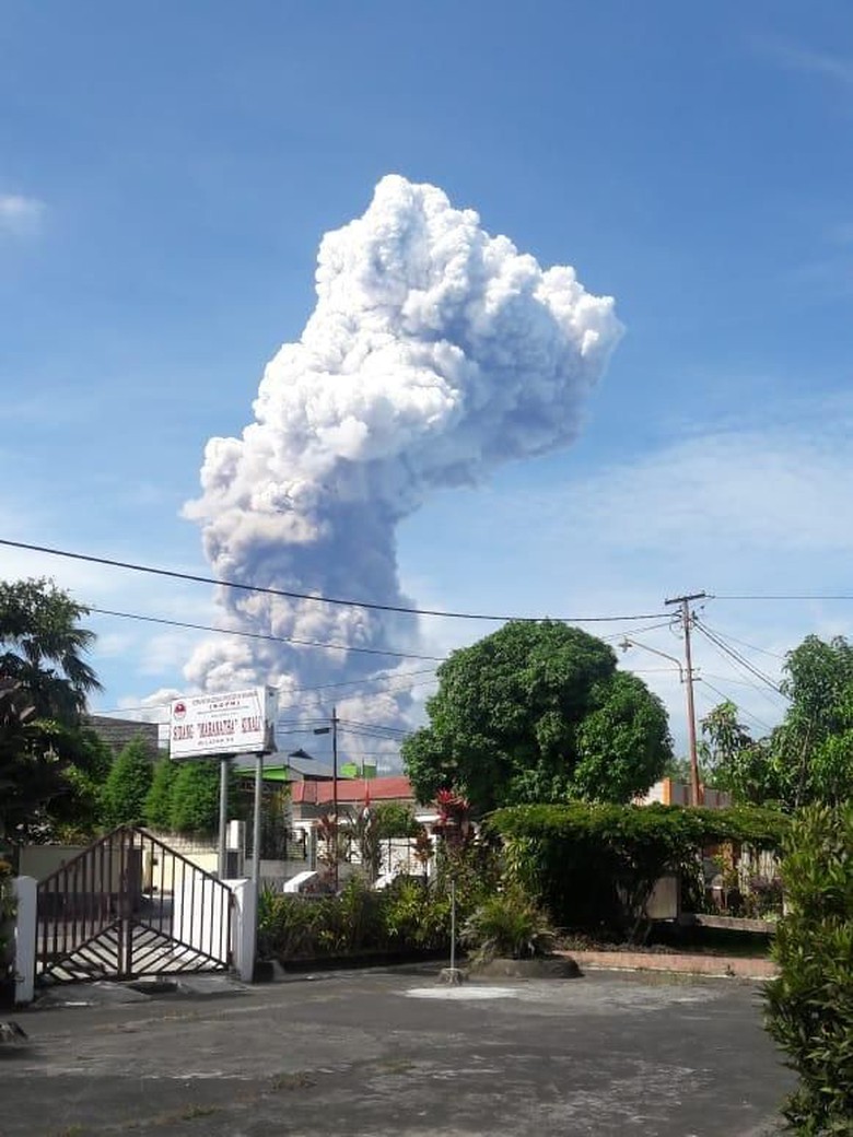 Gunung Soputan Erupsi