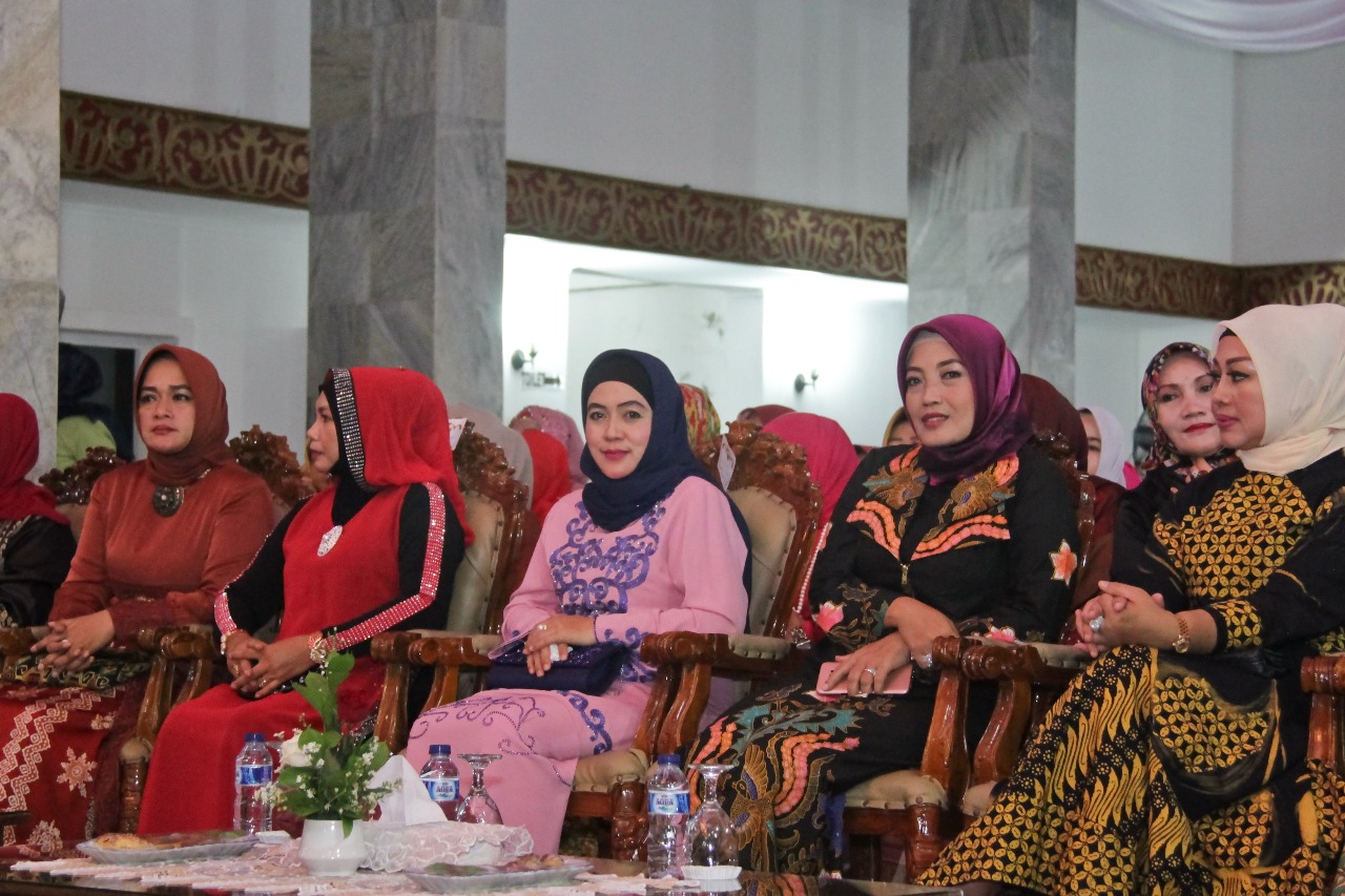 Ibu Plt. Gubernur Bengkulu (tengah) saat bersama tamu undangan pada Malam Resepsi dan Syukuran HUT RI ke 72, di Balai Raya Semarak Begkulu