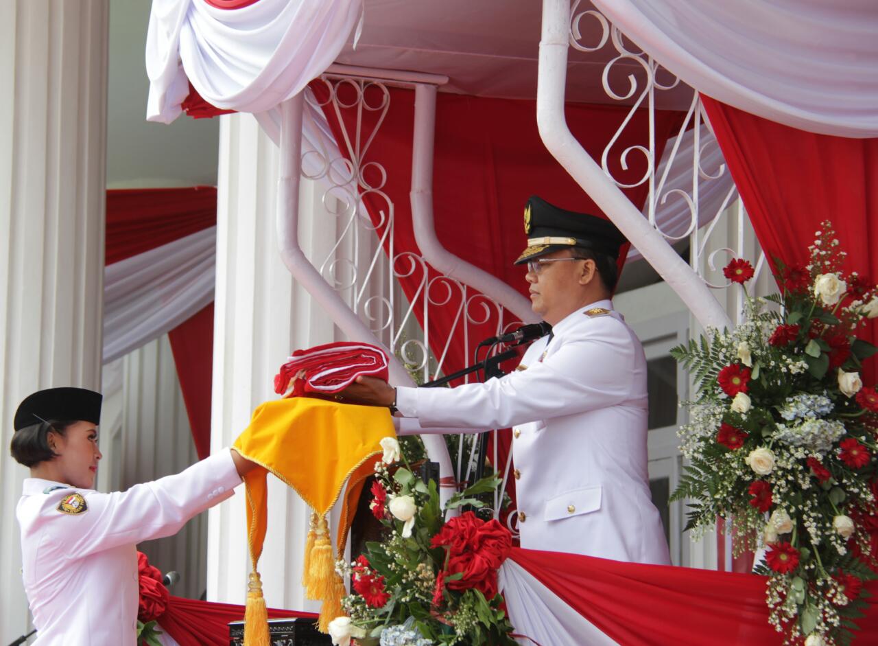 Penyerahan Sang Saka Merah Putih pada Upacara Peringatan 72 Tahun Indonesia Merdeka di Provinsi Bengkulu