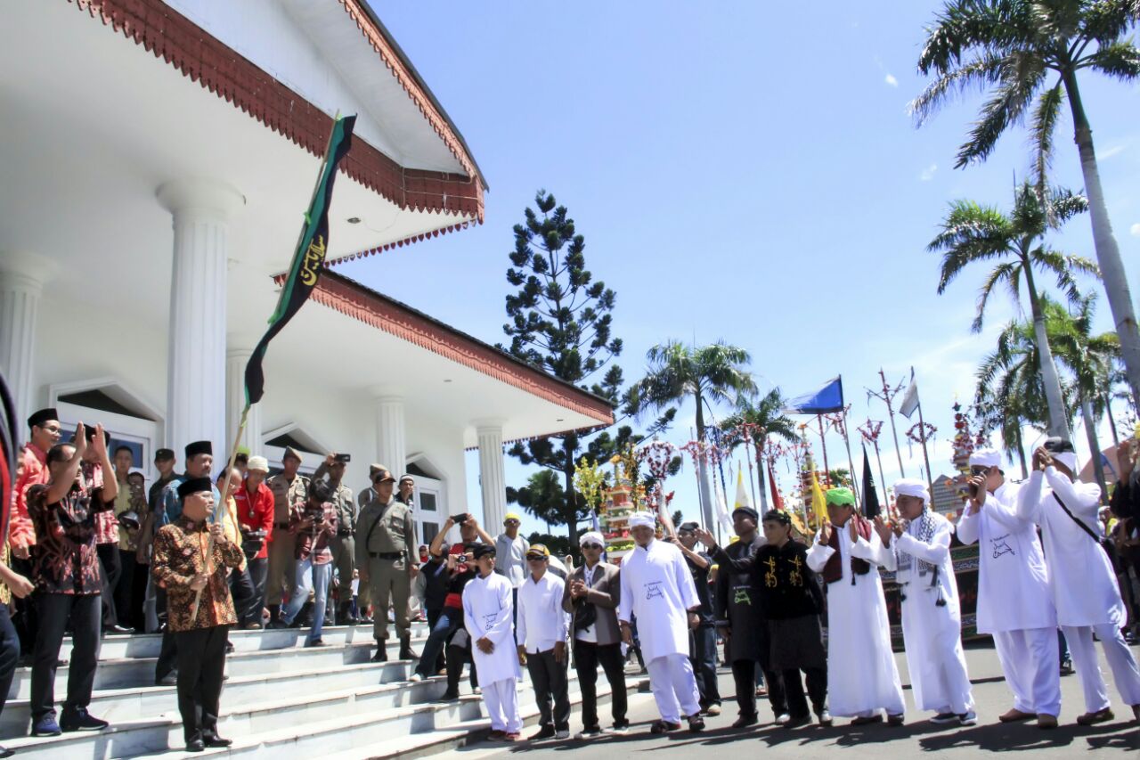 Plt Gubernur melepas secara resmi prosesi Tabut Tebuang.