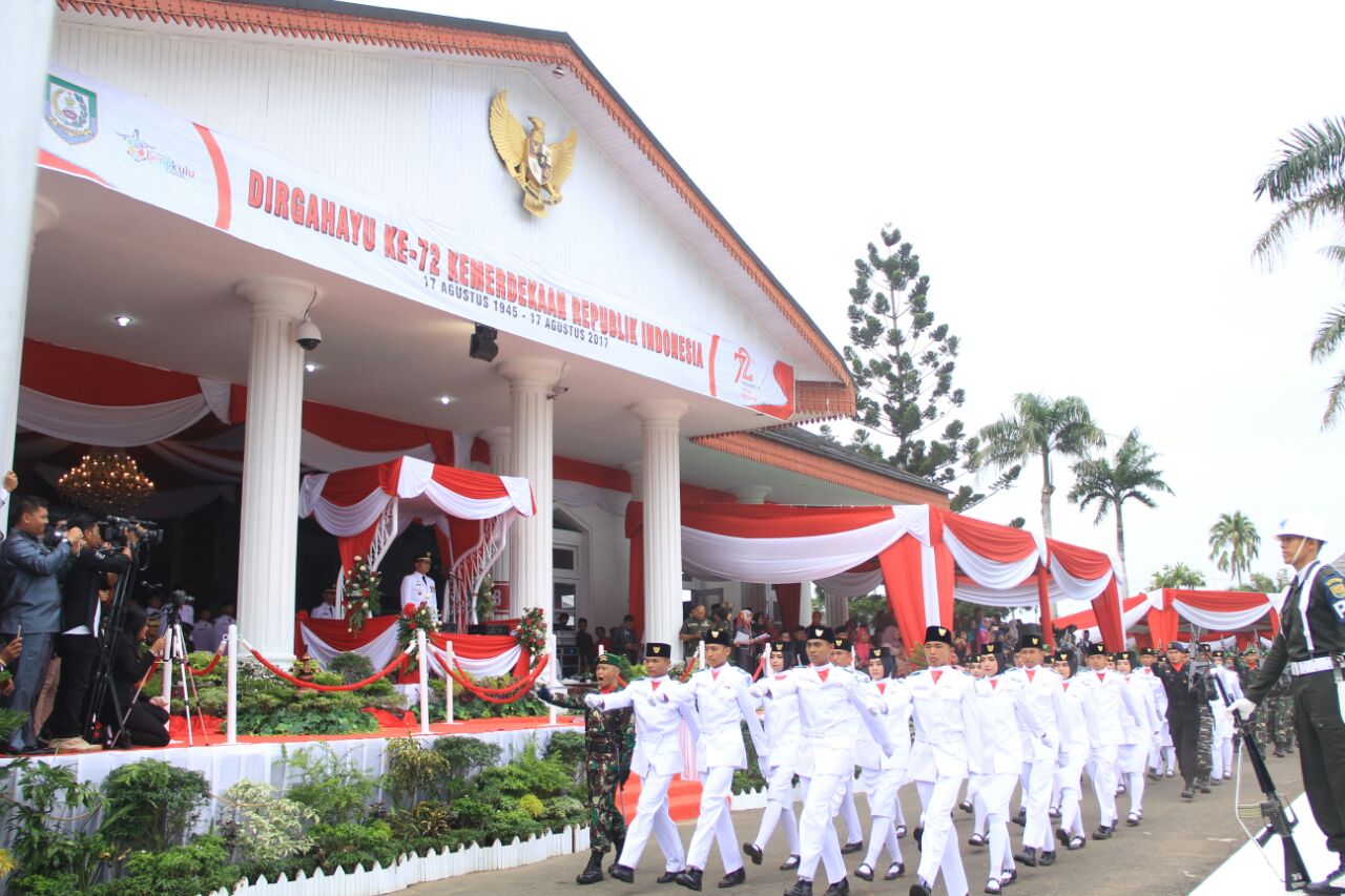 Tim Paskibrakan pada Upacara Peringatan 72 Tahun Indonesia Merdeka di Provinsi Bengkulu