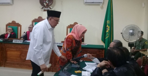 Dua terdakwa KPK saat menjalani sidang di PN Tipikor Bengkulu, Kamis (12/10/2017)