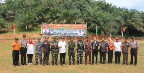 Plt Gubernur menghadiri pembukaan kegiatan TNI Manunggal Membangun Desa (TMMD) ke-100 di Kabupaten Bengkulu Tengah.