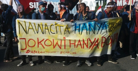 Aksi demo ratusan mahasiswa UNIB di Simpang Lima Ratu Samban Kota Bengkulu, Jumat (20/07/2017).