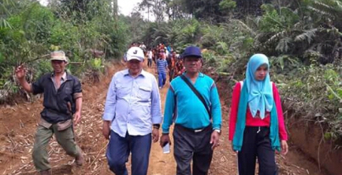 Waka I DPRD Bengkulu Utara Bambang Irawan saat mengunjungi objek wisata di Desa Bendar