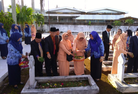 Kepala Kemenag Provinsi dan Kota Bengkulu Saat Melakukan Prosesi Tabur Bunga