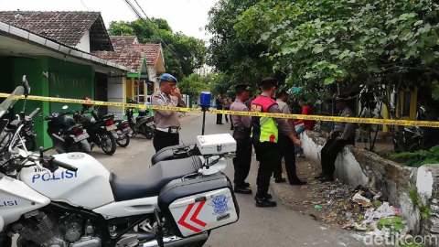 Polisi memasang garis polisi radius 100 meter dari lokasi ledakan/Foto: Muhajir Arifin