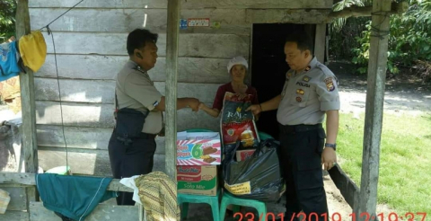 Kapolsek Talo IPTU Sodri menyalurkan bantuan kepada warga yang tidak mampu