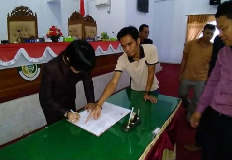 Penandatanganan Berita Acara Banmus Oleh Waka II DPRD Seluma