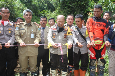 Kapolres Kepahiang Resmikan Jembatan Ketenong di Desa Batu Bandung