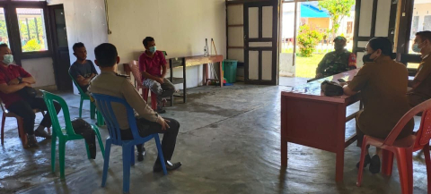 Komsos dengan Camat, Babinsa Mempawah Hulu Bahas Ini