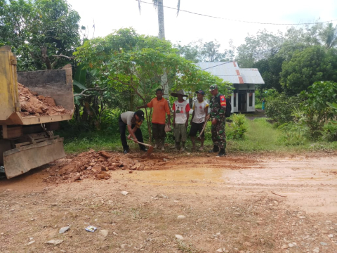 Babinsa Pinyuh Bersama Masyarakat Karya Bakti Perbaiki Jalan