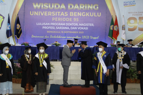 Gubernur Bengkulu Rohidin Mersyah saat menhadiri acara wisuda Unib