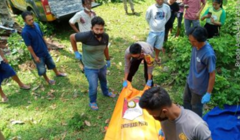 petugas saat mengevakuasi penemuan mayat ShareFacebookTwitterWhatsApp