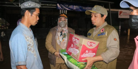 Wakil Wali Kota Bengkulu Dedy Wahyudi saat meninjau dan memberikan bantuan kepada warga terdampak banjir