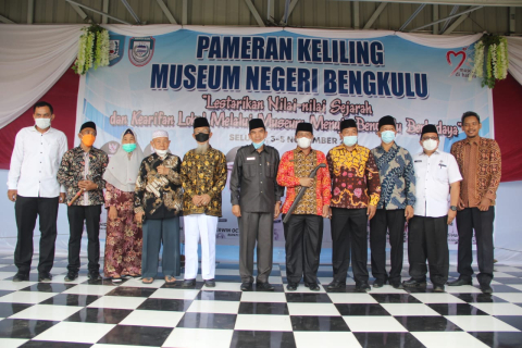 Kepala Museum Negeri Bengkulu Didi Hartanto usai hadir pada Pembukaan Pameran Keliling Museum Negeri Bengkulu Tahun 2021, di SMA N 3 Kabupaten Seluma ShareFacebookTwitterWhatsApp