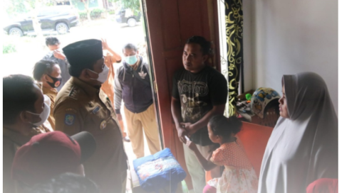 Bupati Mian Kunjungi dan Berikan Bantuan Warga Korban Kebakaran