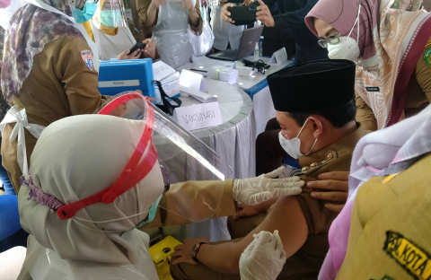 Wakil Walikota Dedy Wahyudi saat divaksin