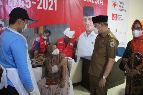 Gubernur Rohidin usai membuka dan meninjau Serbuan Vaksinasi Covid-19 PMI Bengkulu, di Markas PMI Provinsi Bengkulu