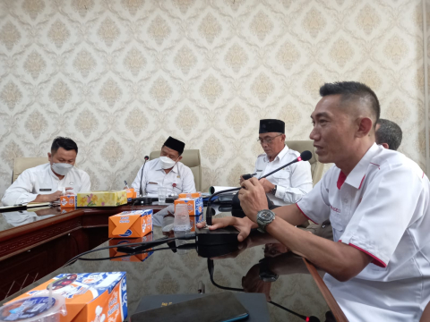 Ketua Harian KONI RL Khirdes Lapendo Pasju S S.TP M.Si memberikan penjelasan terkait anggaran yang ada di KONI RL dalam rapat kemarin