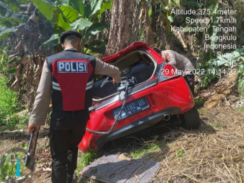 Mobil Brio Merah Keceakaan di Liku Sembilan