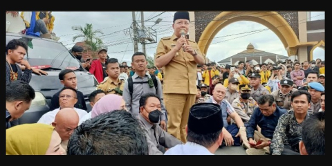 Gubernur Bengkulu saat menemui pendemo