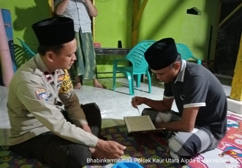Hadiri Pengajian Majelis Taklim Manjadda Wajadda, Bhabinkamtibmas Polsek Kaur Utara Ajarkan Warga Mengaji 