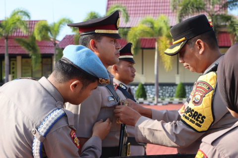 Kapolres Mukomuko Pimpin Upacara Sertijab Kapolsek Teras Terunjam 