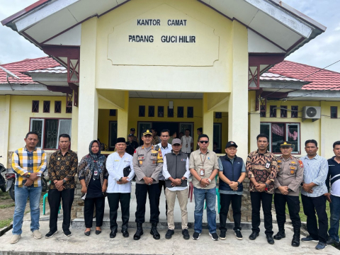 Kapolres Kaur Beserta Rombongon Monitoring Pelaksanaan Rekapitulasi Tingkat PPK di Kecamatan  Padang Guci Hilir