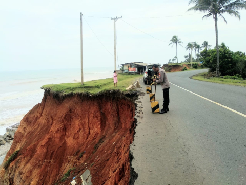 Antisipasi Kecelakaan Akibat Jalan Longsor, Polsek Lais Pasang Police Line dan Penanda